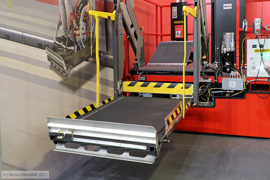 Rollstuhl-Lift für den ICE 3neo an einem Messestand